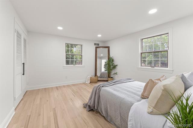 Builiding view thirty one for 21984 Wildwood, Dearborn, MI. 48128