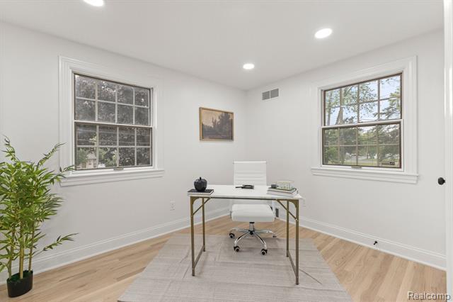 Builiding view thirty three for 21984 Wildwood, Dearborn, MI. 48128