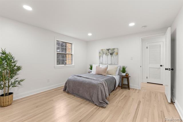 Builiding view thirty two for 21984 Wildwood, Dearborn, MI. 48128