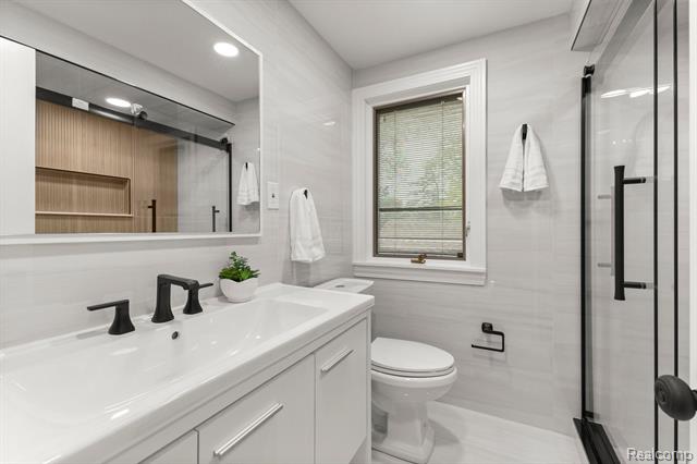 Builiding view twenty nine for 21984 Wildwood, Dearborn, MI. 48128