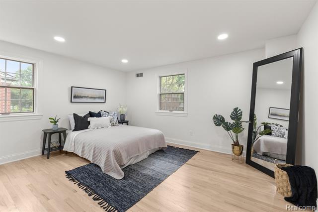 Builiding view twenty seven for 21984 Wildwood, Dearborn, MI. 48128