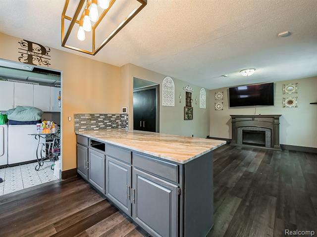 Builiding view eight for 6087 N Parent, Westland, MI. 48185