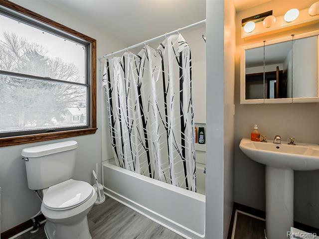 Builiding view seventeen for 6087 N Parent, Westland, MI. 48185