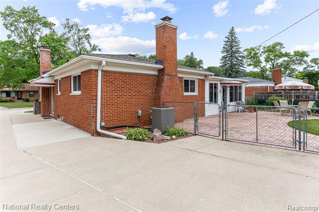 Builiding view forty eight for 23054 Cora, Farmington, MI. 48336