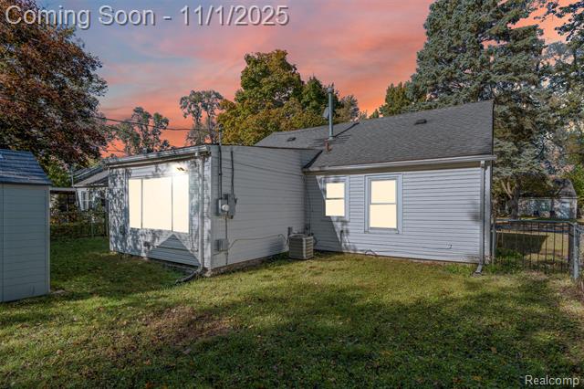 Builiding view seventeen for 10721 Troy, Oak Park, MI. 48237