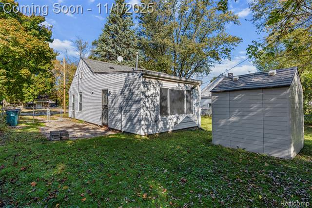 Builiding view sixteen for 10721 Troy, Oak Park, MI. 48237