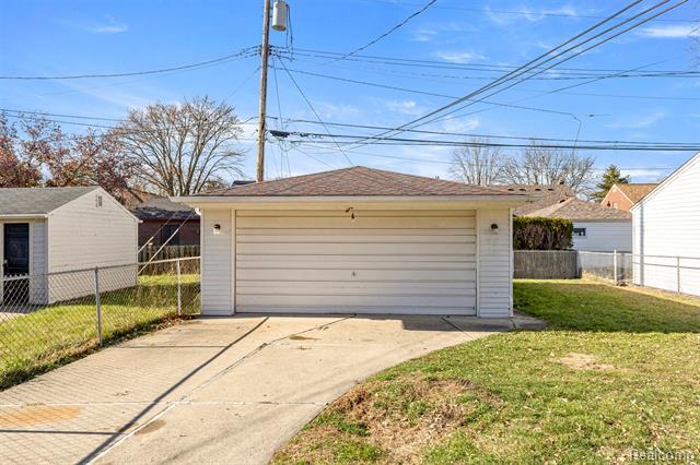Builiding view twenty nine for 2011 Burger, Dearborn, MI. 48128