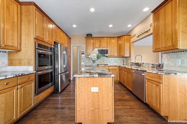 Builiding view forty for 50145 Tottenham, Canton, MI. 48187