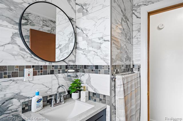 Builiding view nineteen for 5644 Norborne, Dearborn Heights, MI. 48127