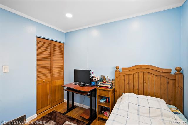 Builiding view seventeen for 5644 Norborne, Dearborn Heights, MI. 48127