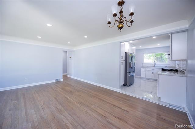 Builiding view fifteen for 5646 Cambourne, Dearborn Heights, MI. 48127