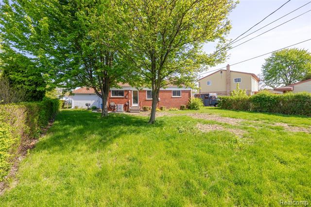 Builiding view seven for 5646 Cambourne, Dearborn Heights, MI. 48127