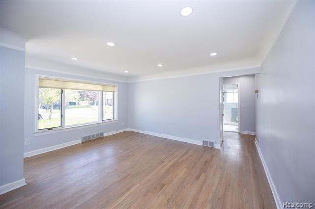 Builiding view thirteen for 5646 Cambourne, Dearborn Heights, MI. 48127