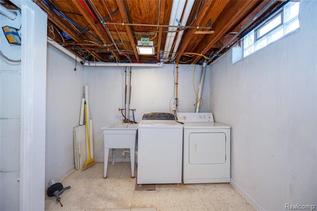 Builiding view thirty seven for 5646 Cambourne, Dearborn Heights, MI. 48127