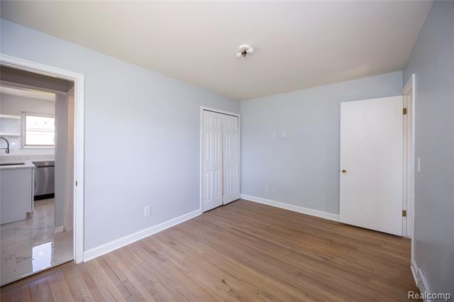 Builiding view thirty for 5646 Cambourne, Dearborn Heights, MI. 48127