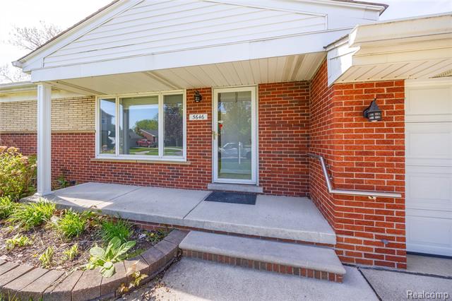 Builiding view three for 5646 Cambourne, Dearborn Heights, MI. 48127