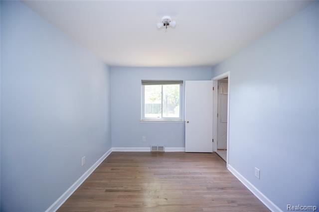 Builiding view twenty eight for 5646 Cambourne, Dearborn Heights, MI. 48127