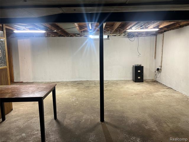 Builiding view eighteen for 6039 Silvery, Dearborn Heights, MI. 48127