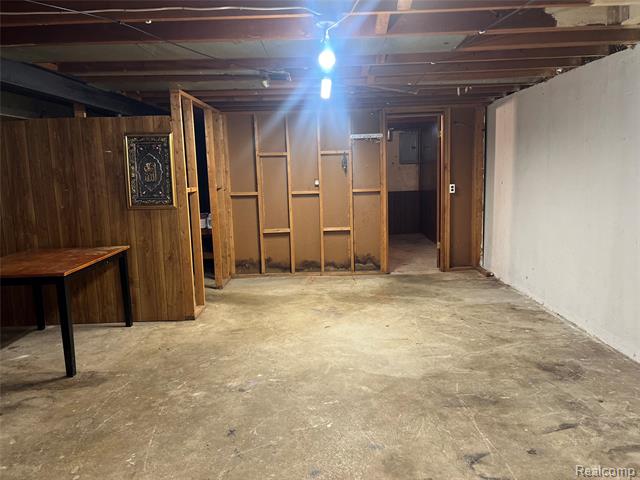 Builiding view nineteen for 6039 Silvery, Dearborn Heights, MI. 48127