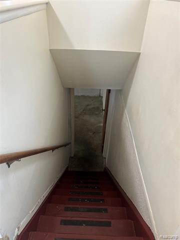 Builiding view seventeen for 6039 Silvery, Dearborn Heights, MI. 48127