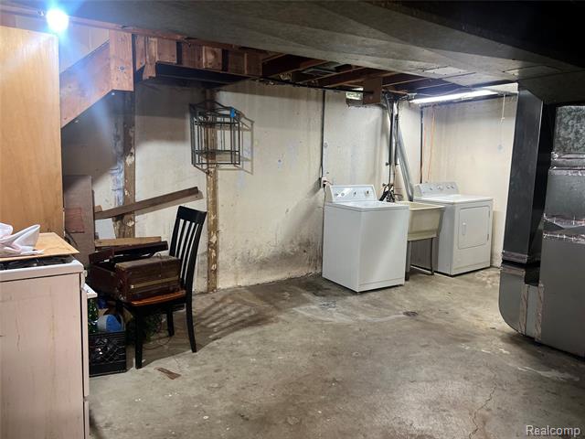 Builiding view twenty one for 6039 Silvery, Dearborn Heights, MI. 48127