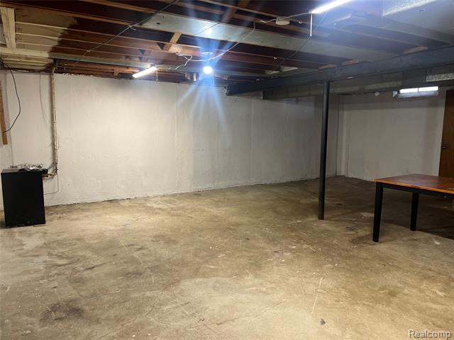 Builiding view twenty three for 6039 Silvery, Dearborn Heights, MI. 48127