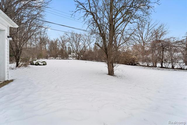 Builiding view eighteen for 30619 Maplewood, Garden City, MI. 48135