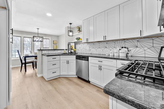 Builiding view five for 30619 Maplewood, Garden City, MI. 48135