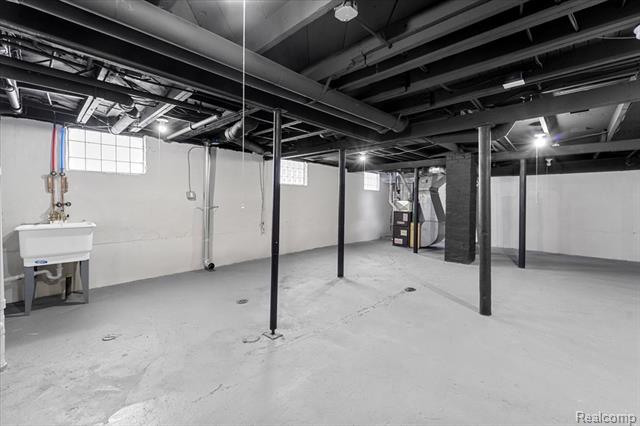 Builiding view fourteen for 30619 Maplewood, Garden City, MI. 48135