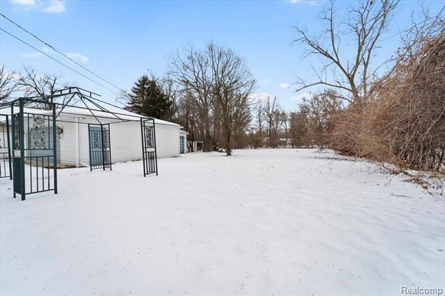 Builiding view seventeen for 30619 Maplewood, Garden City, MI. 48135