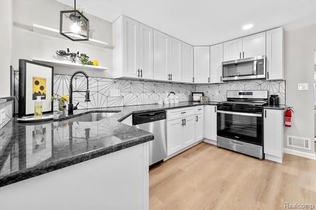 Builiding view six for 30619 Maplewood, Garden City, MI. 48135