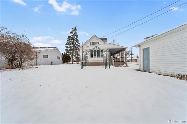 Builiding view sixteen for 30619 Maplewood, Garden City, MI. 48135