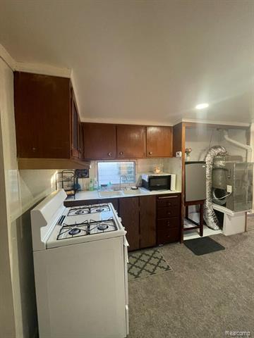 Builiding view eight for 17297 Outer, Dearborn Heights, MI. 48127