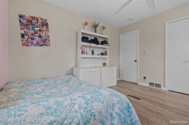 Builiding view eighteen for 29633 Maplewood, Garden City, MI. 48135