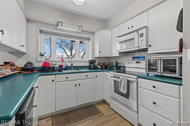 Builiding view five for 29633 Maplewood, Garden City, MI. 48135