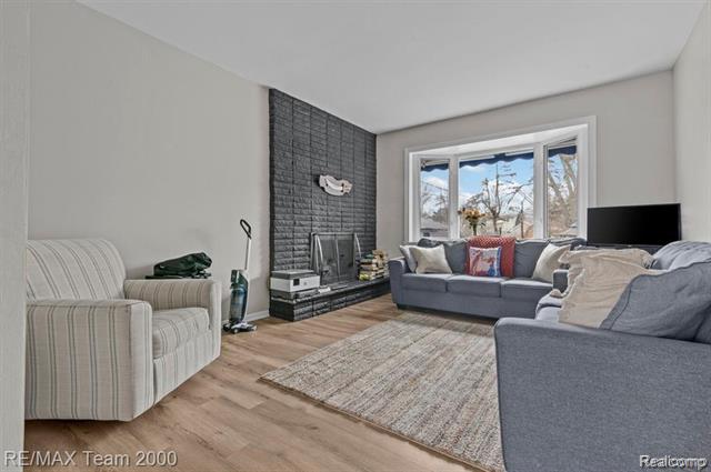 Builiding view nine for 29633 Maplewood, Garden City, MI. 48135