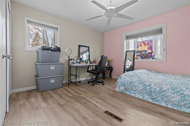 Builiding view seventeen for 29633 Maplewood, Garden City, MI. 48135