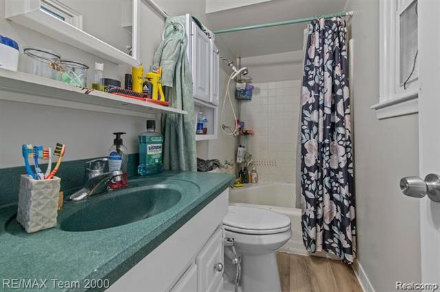 Builiding view sixteen for 29633 Maplewood, Garden City, MI. 48135