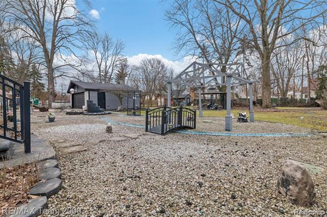 Builiding view thirty one for 29633 Maplewood, Garden City, MI. 48135