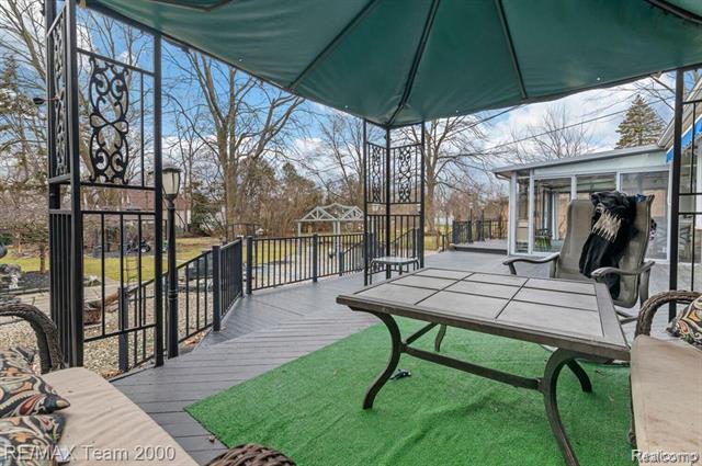 Builiding view twenty eight for 29633 Maplewood, Garden City, MI. 48135