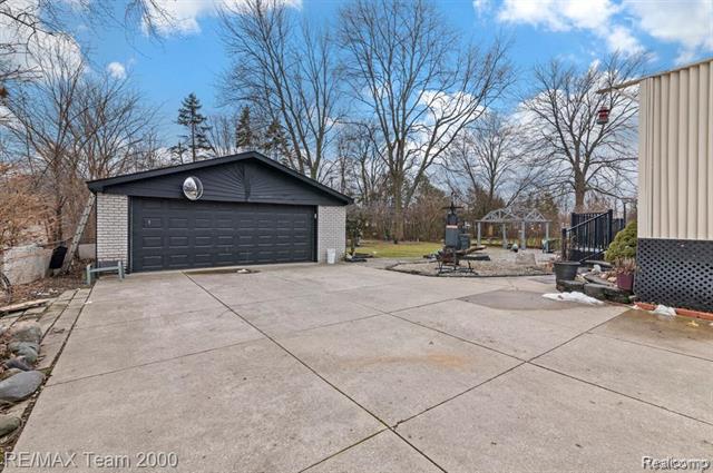 Builiding view twenty seven for 29633 Maplewood, Garden City, MI. 48135