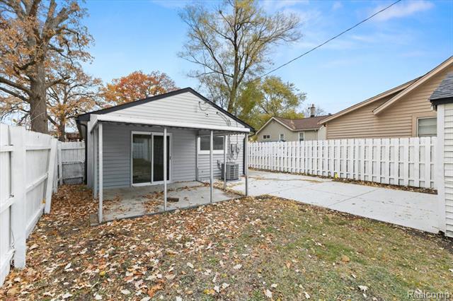 Builiding view twenty two for 18648 Robert, Melvindale, MI. 48122