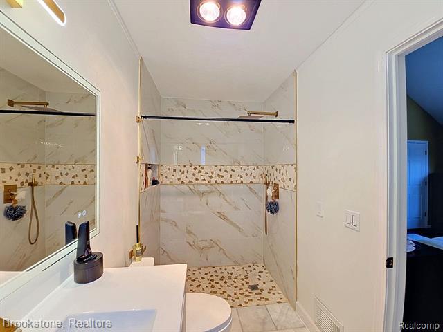 Builiding view eight for 5918 Evangeline, Dearborn Heights, MI. 48127