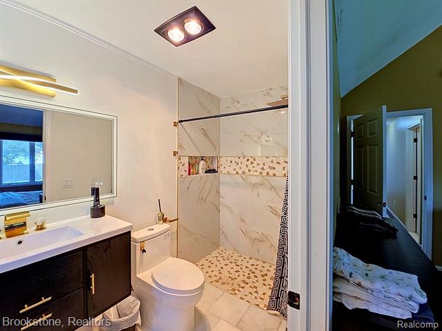 Builiding view seven for 5918 Evangeline, Dearborn Heights, MI. 48127
