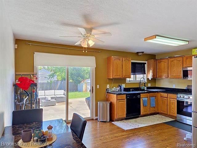 Builiding view three for 5918 Evangeline, Dearborn Heights, MI. 48127