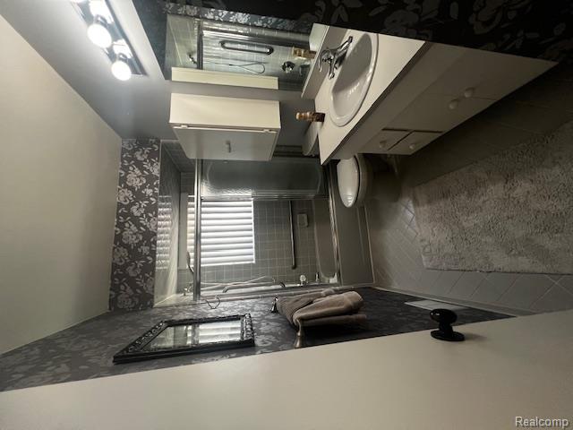 Builiding view nine for 5918 Lafayette, Dearborn Heights, MI. 48127