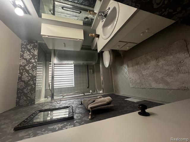 Builiding view ten for 5918 Lafayette, Dearborn Heights, MI. 48127
