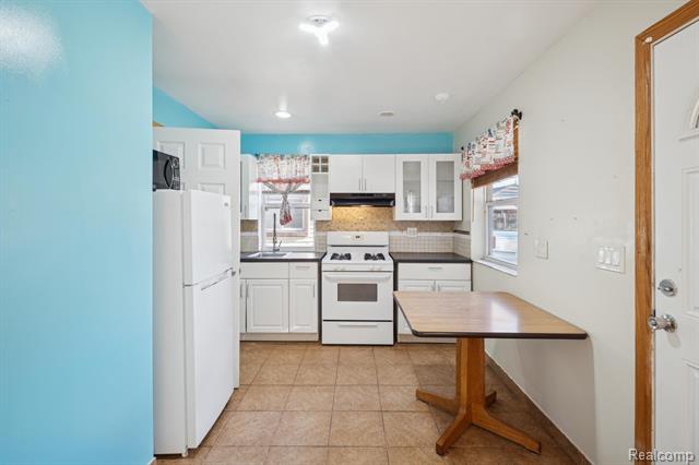 Builiding view eight for 17083 Dora, Melvindale, MI. 48122