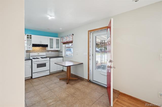 Builiding view five for 17083 Dora, Melvindale, MI. 48122