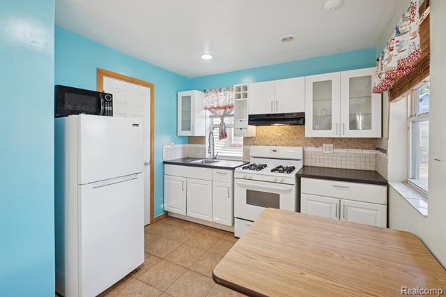 Builiding view ten for 17083 Dora, Melvindale, MI. 48122